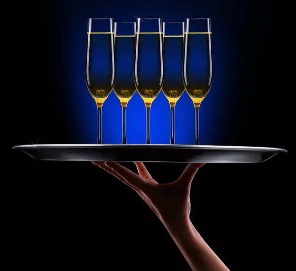 Рука официанта с шампанским — стоковое фото