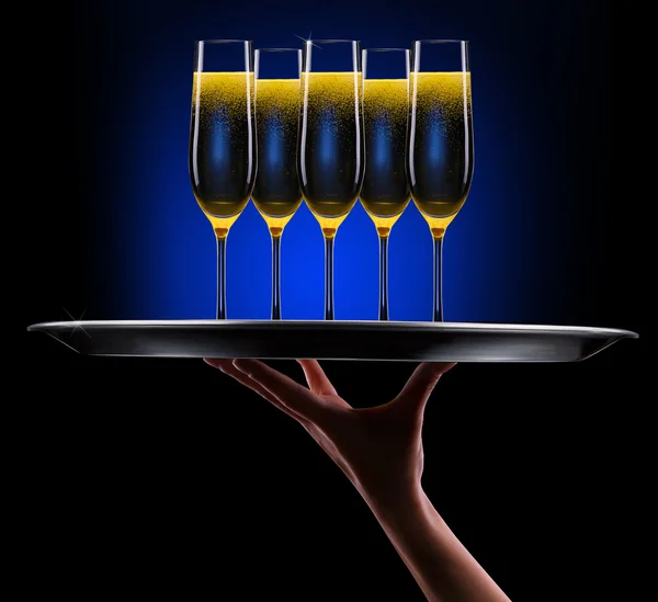 Mano del cameriere con champagne — Foto Stock