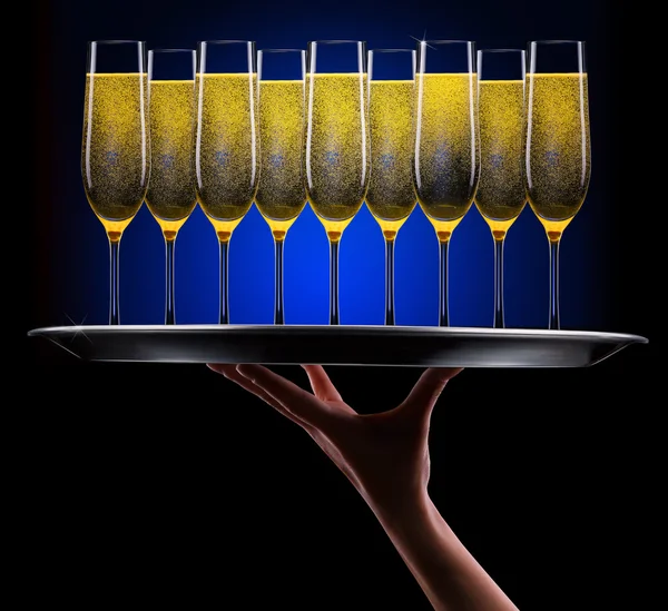 Garson eliyle şampanya — Stok fotoğraf