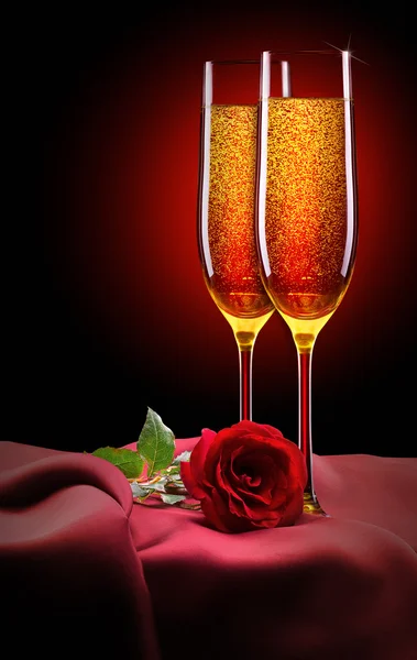 Kieliszek szampana i rose na czarny — Zdjęcie stockowe