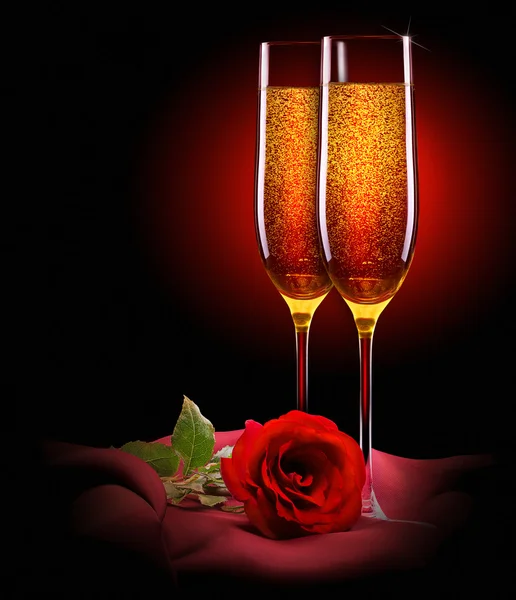 Glas champagne en rose op zwart — Stockfoto