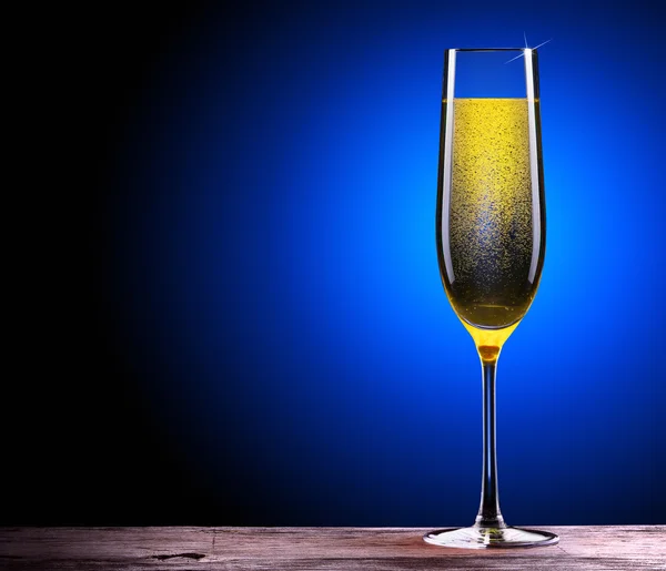 Роскошный бокал шампанского — стоковое фото