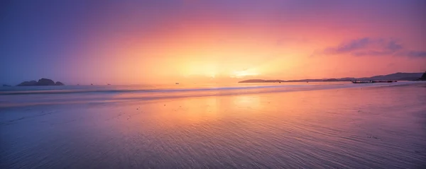 Beautiful beach with colorful sky, Thailand — Stock Photo, Image