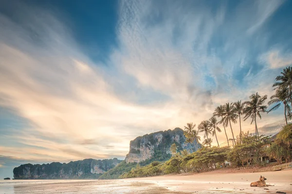 Hermosa playa con cielo colorido, Tailandia —  Fotos de Stock