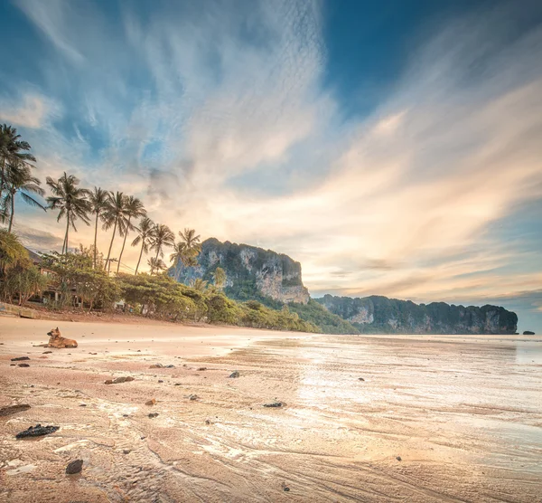 Piękna plaża z kolorowe niebo, Tajlandia — Zdjęcie stockowe