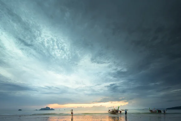 Strand met kleurrijke sky, Thailand — Stockfoto