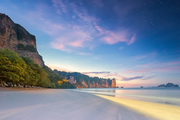 Hermosa playa con cielo colorido, Tailandia —  Fotos de Stock