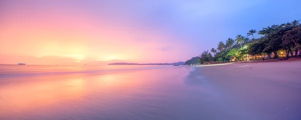 Όμορφη παραλία με πολύχρωμο ουρανό, Ταϊλάνδη — Φωτογραφία Αρχείου