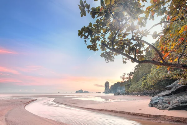 Vakker strand med fargerik himmel, Thailand – stockfoto