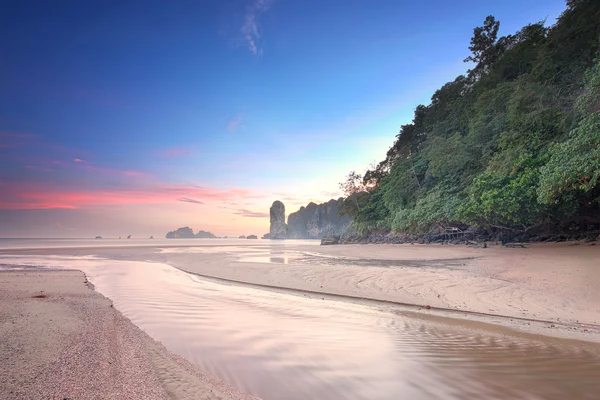 Bella spiaggia con cielo colorato, Thailandia — Foto Stock