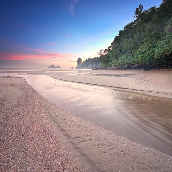 Vakker strand med fargerik himmel, Thailand – stockfoto