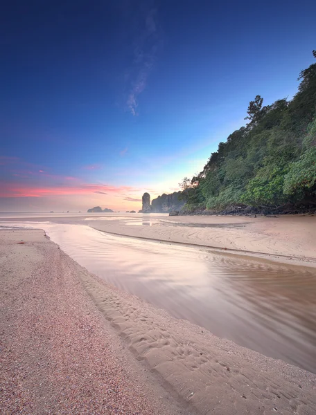 Гарний пляж з барвистий небо, Таїланд — стокове фото