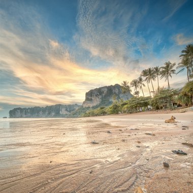 güzel bir plaj renkli gökyüzü, Tayland ile