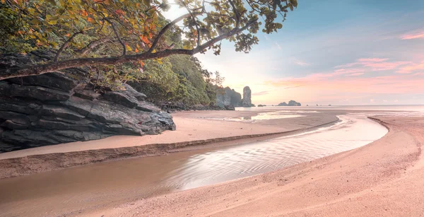 Belle plage avec ciel coloré, Thaïlande — Photo