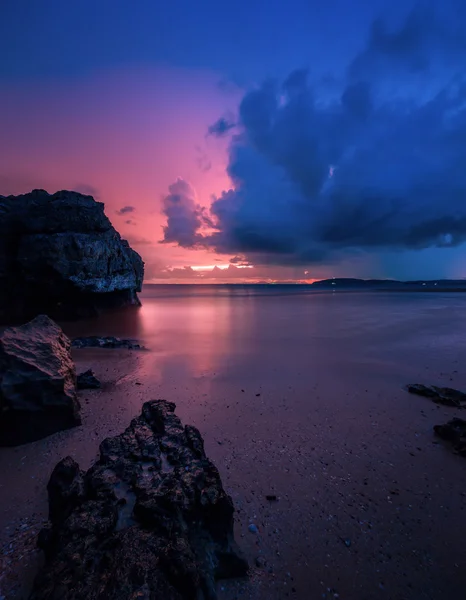 Belo pôr do sol com céu colorido — Fotografia de Stock