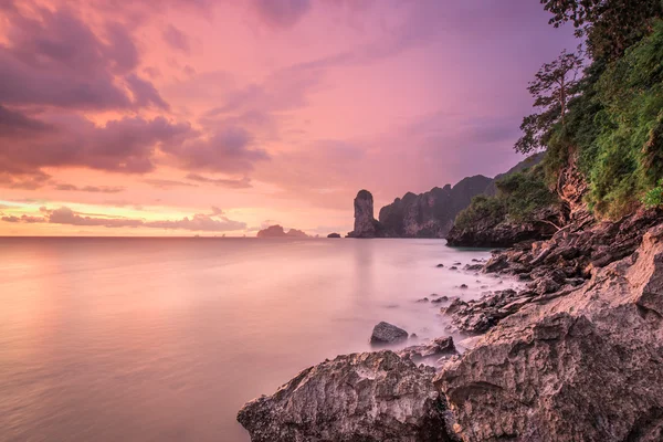 Belo pôr do sol com céu colorido — Fotografia de Stock