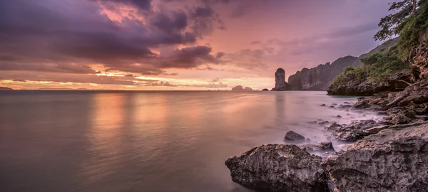 Bellissimo tramonto con cielo colorato — Foto Stock