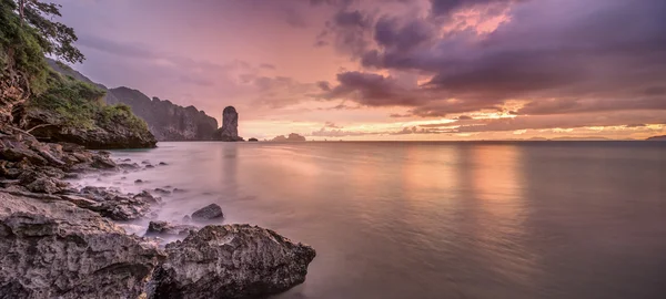 Bellissimo tramonto con cielo colorato — Foto Stock