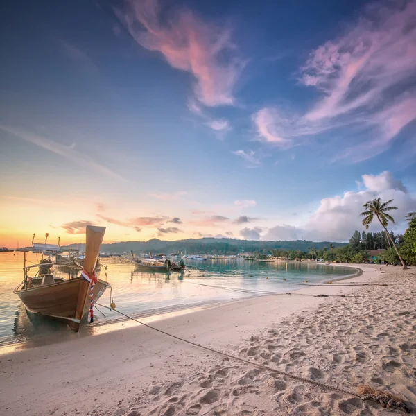 Coucher de soleil avec ciel coloré et bateau sur la plage — Photo