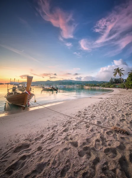 Tramonto con cielo colorato e barca sulla spiaggia — Foto Stock