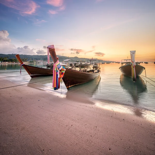 Tramonto con cielo colorato e barca sulla spiaggia — Foto Stock