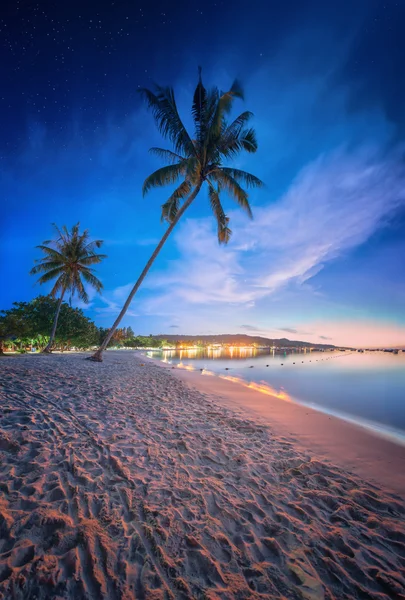 Belle plage avec ciel coloré, Thaïlande — Photo