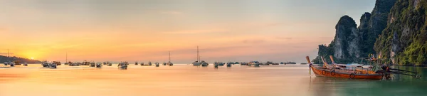 Sonnenuntergang mit buntem Himmel und Boot am Strand — Stockfoto