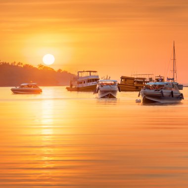 renkli gökyüzü ve tekne sahilde günbatımı