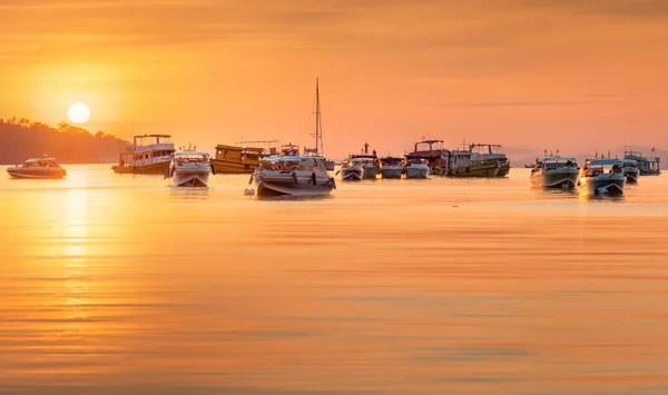 Puesta de sol con cielo colorido y barco en la playa — Foto de Stock