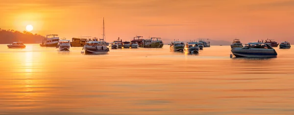 Puesta de sol con cielo colorido y barco en la playa — Foto de Stock