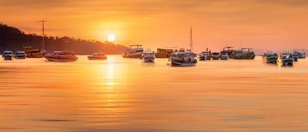 Coucher de soleil avec ciel coloré et bateau sur la plage — Photo