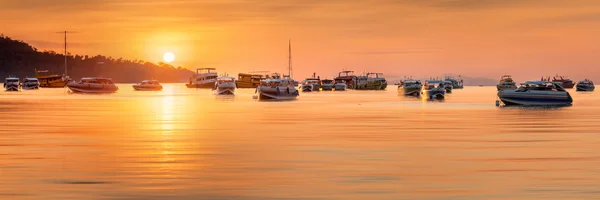 Puesta de sol con cielo colorido y barco en la playa — Foto de Stock