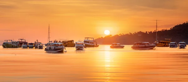 Lever de soleil avec ciel coloré et bateaux sur la plage — Photo