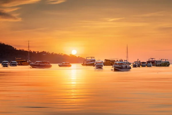 カラフルな空とビーチのボートと日の出 — ストック写真