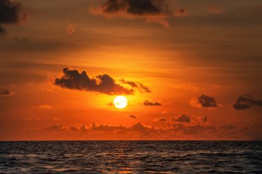 Denizin üzerinde güzel bir gün batımı