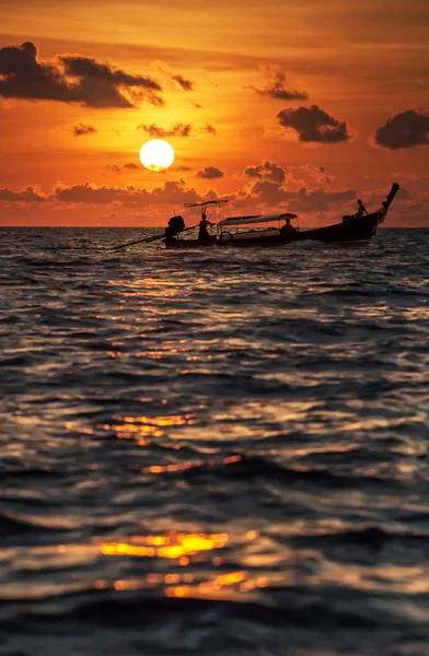 Pôr do sol com céu colorido e barco no mar — Fotografia de Stock