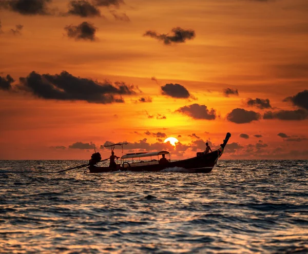 Sonnenuntergang mit buntem Himmel und Boot auf dem Meer — Stockfoto