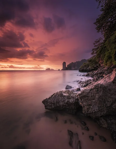 Magnifique coucher de soleil avec ciel coloré — Photo