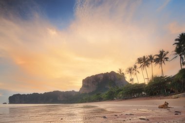 güzel bir plaj renkli gökyüzü, Tayland ile