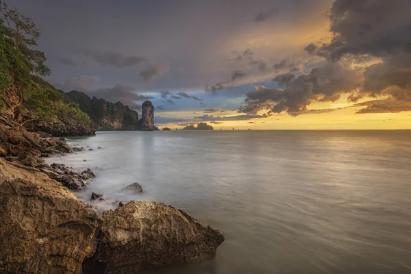 Hermoso atardecer con cielo colorido —  Fotos de Stock