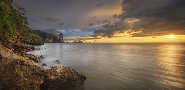 Belo pôr do sol com céu colorido — Fotografia de Stock