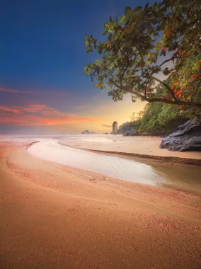 güzel bir plaj renkli gökyüzü, Tayland ile