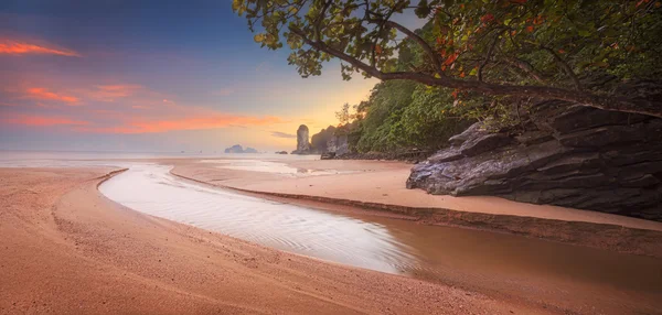 Nádherná pláž s barevné nebe, Thajsko — Stock fotografie
