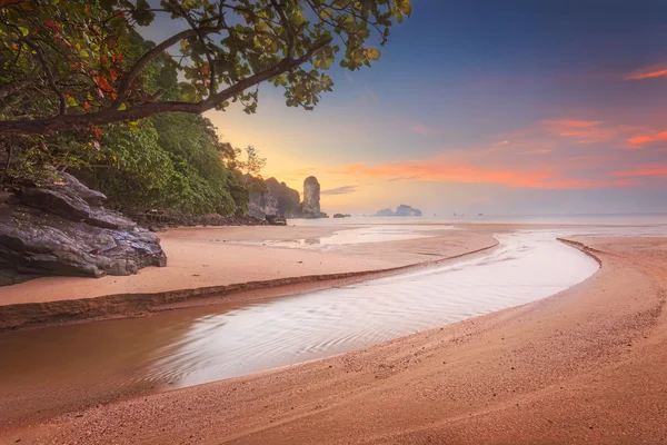 Bella spiaggia con cielo colorato, Thailandia — Foto Stock