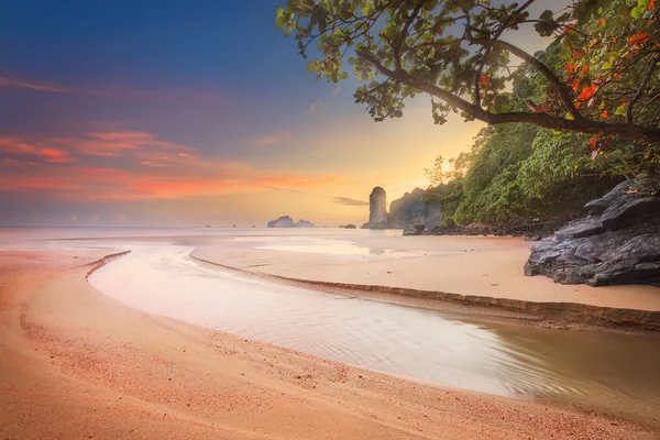 Bella spiaggia con cielo colorato, Thailandia — Foto Stock