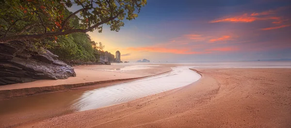 Güzel bir plaj renkli gökyüzü, Tayland ile — Stok fotoğraf