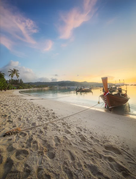 Coucher de soleil avec ciel coloré et bateau sur la plage — Photo