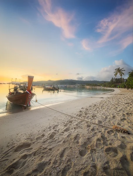 Coucher de soleil avec ciel coloré et bateau sur la plage — Photo