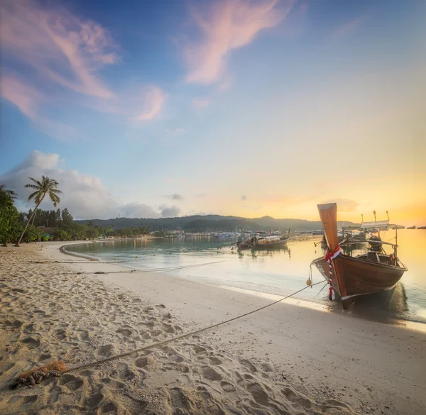 Coucher de soleil avec ciel coloré et bateau sur la plage — Photo