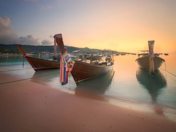 Vakker strand med båter – stockfoto